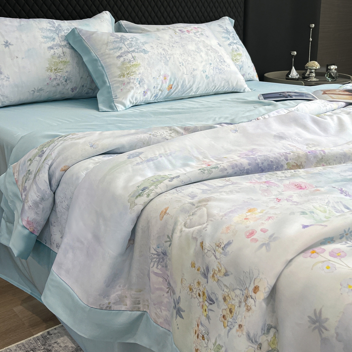 91家纺网 家纺一手货源 找家纺 迷尚家居 2026新款夏被100%莱赛尔数码印花夏被四件套50支天丝夏被 蝶漫柔境蓝-夏被款