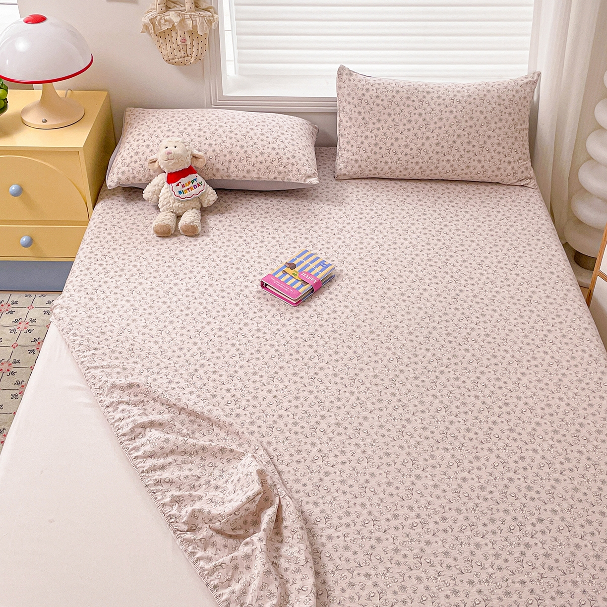 91家纺网 家纺一手货源 找家纺 立森 2026春夏新款云感皱皱纱泡芙纱床笠单枕套系列-叠拍图 花畔里