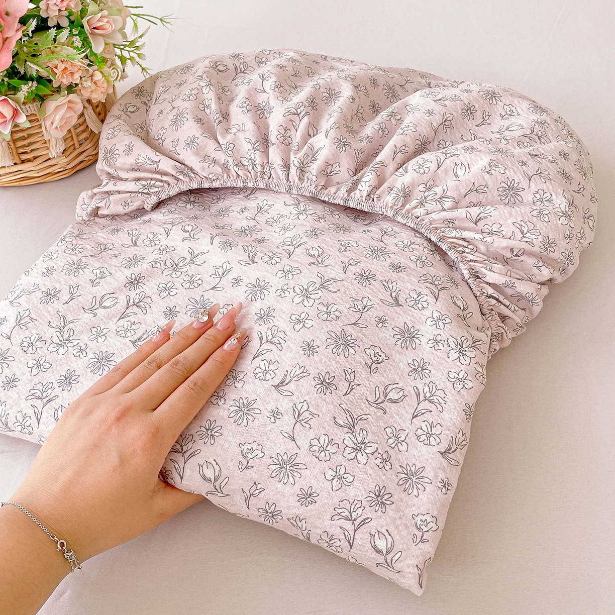 91家纺网 家纺一手货源 找家纺 立森 2026春夏新款云感皱皱纱泡芙纱床笠单枕套系列-叠拍图 花畔里