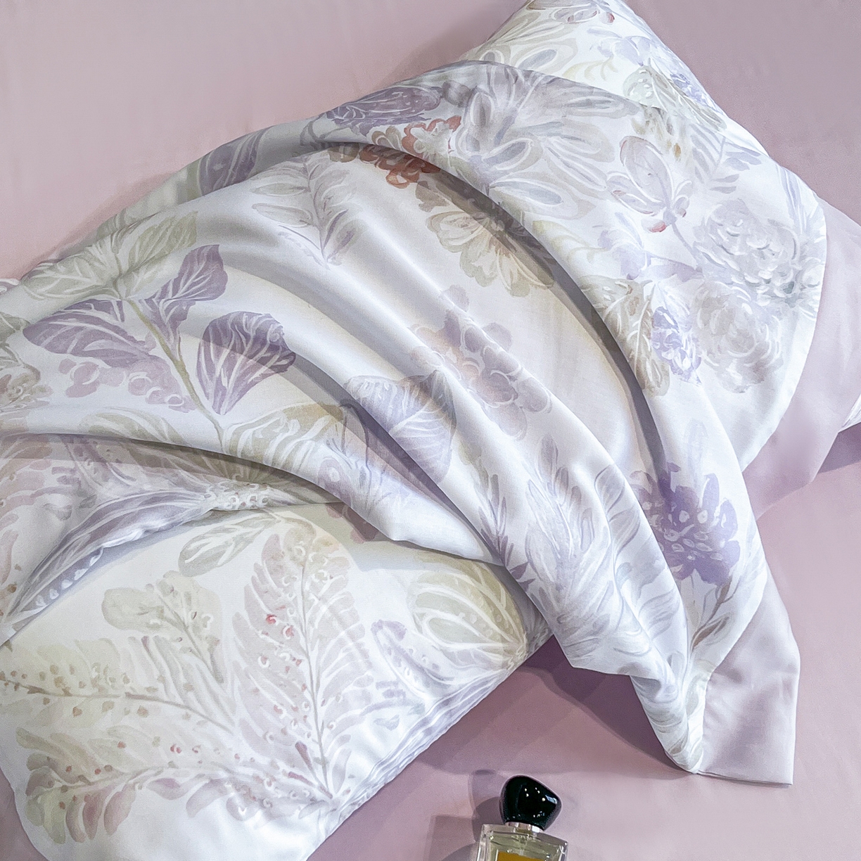 91家纺网 家纺一手货源 找家纺 迷尚家居 2026新款夏被100%莱赛尔数码印花夏被四件套50支天丝夏被 花拾朝露紫-夏被款