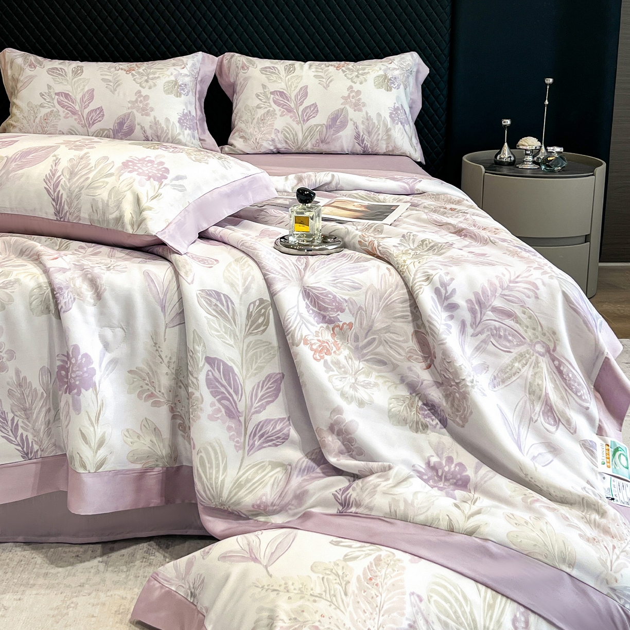91家纺网 家纺一手货源 找家纺 迷尚家居 2026新款夏被100%莱赛尔数码印花夏被四件套50支天丝夏被 花拾朝露紫-夏被款