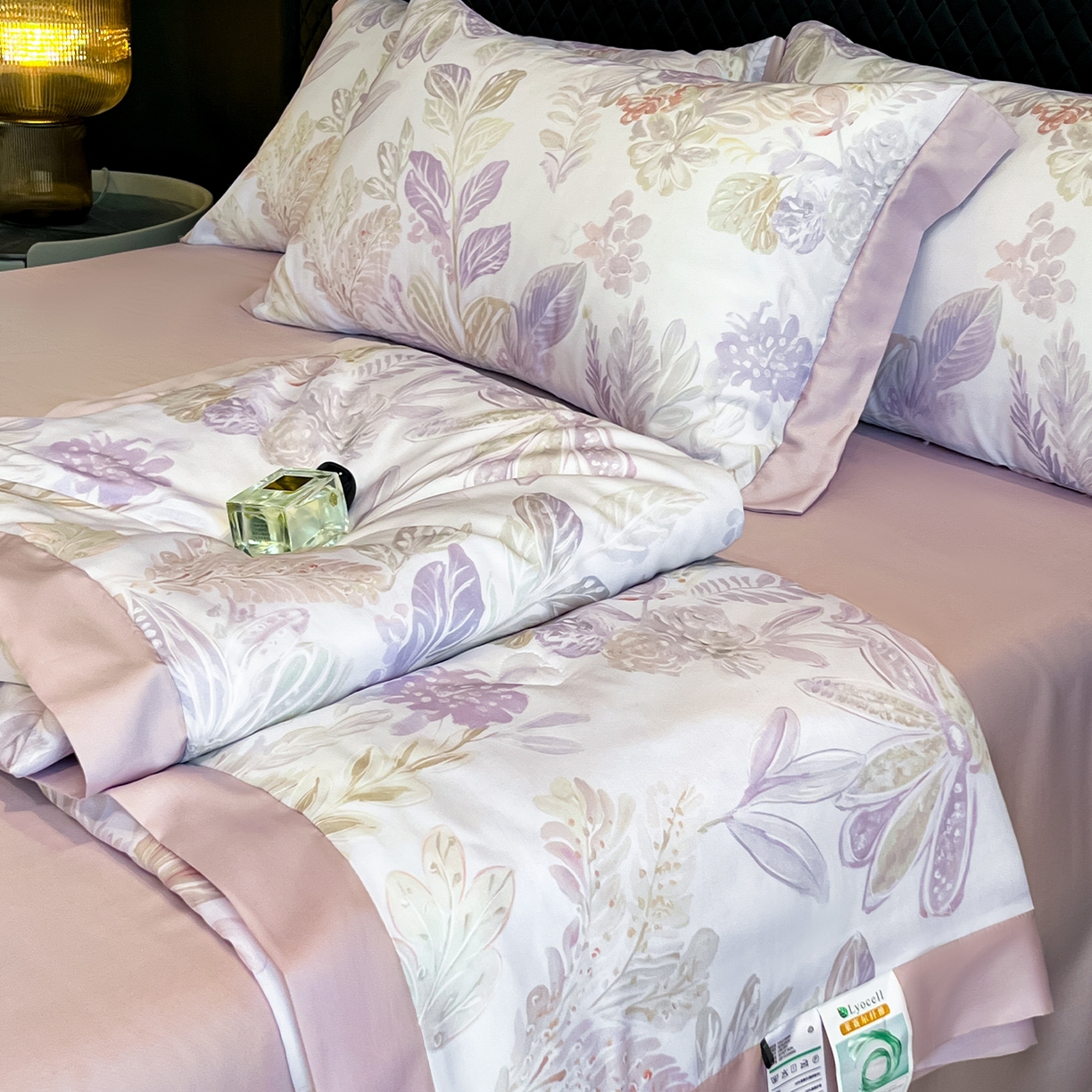 91家纺网 家纺一手货源 找家纺 迷尚家居 2026新款夏被100%莱赛尔数码印花夏被四件套50支天丝夏被 花拾朝露紫-夏被款