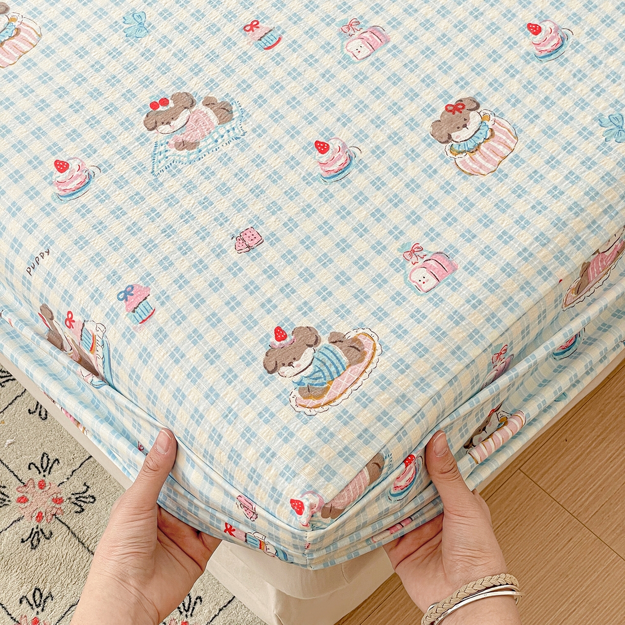 91家纺网 家纺一手货源 找家纺 立森 2026春夏新款云感皱皱纱泡芙纱床笠单枕套系列-叠拍图 蓝格蛋糕熊