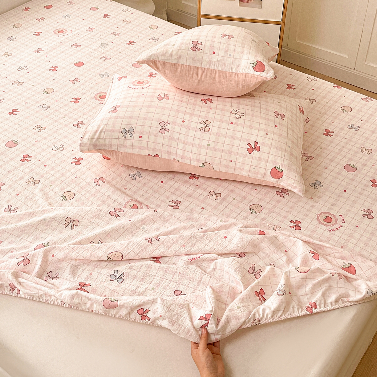 91家纺网 家纺一手货源 找家纺 立森 2026春夏新款云感皱皱纱泡芙纱床笠单枕套系列-叠拍图 蜜桃草莓