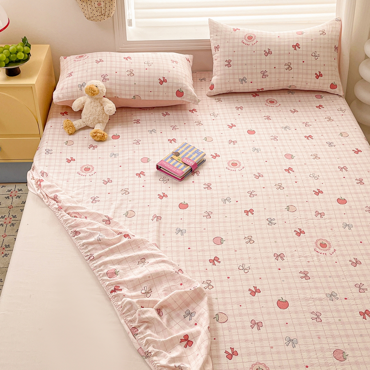 91家纺网 家纺一手货源 找家纺 立森 2026春夏新款云感皱皱纱泡芙纱床笠单枕套系列-叠拍图 蜜桃草莓