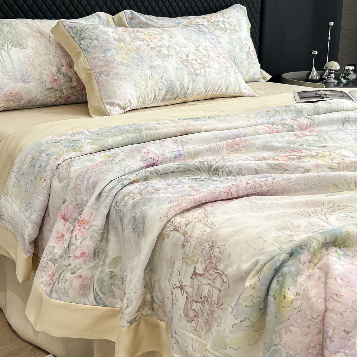 91家纺网 家纺一手货源 找家纺 迷尚家居 2026新款夏被100%莱赛尔数码印花夏被四件套50支天丝夏被 林间鹿语-夏被款