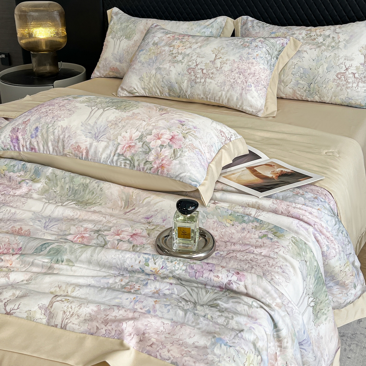 91家纺网 家纺一手货源 找家纺 迷尚家居 2026新款夏被100%莱赛尔数码印花夏被四件套50支天丝夏被 林间鹿语-夏被款