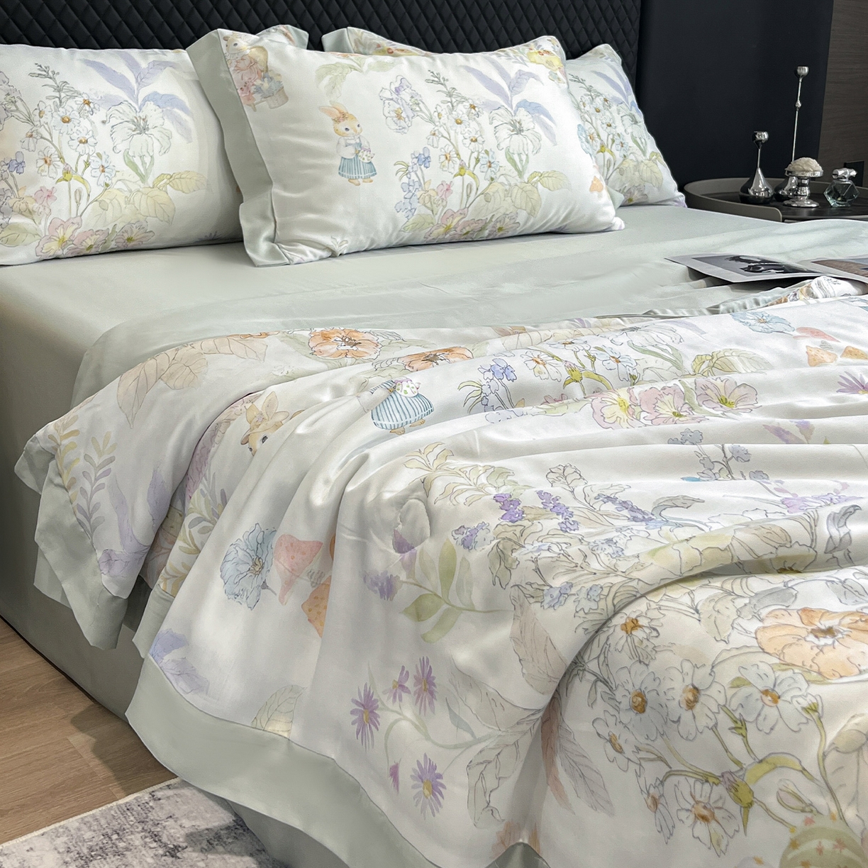 91家纺网 家纺一手货源 找家纺 迷尚家居 2026新款夏被100%莱赛尔数码印花夏被四件套50支天丝夏被 林间兔-夏被款