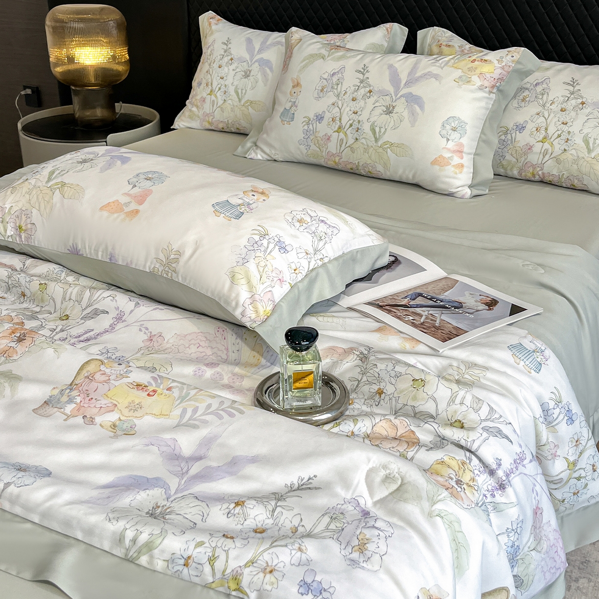 91家纺网 家纺一手货源 找家纺 迷尚家居 2026新款夏被100%莱赛尔数码印花夏被四件套50支天丝夏被 林间兔-夏被款