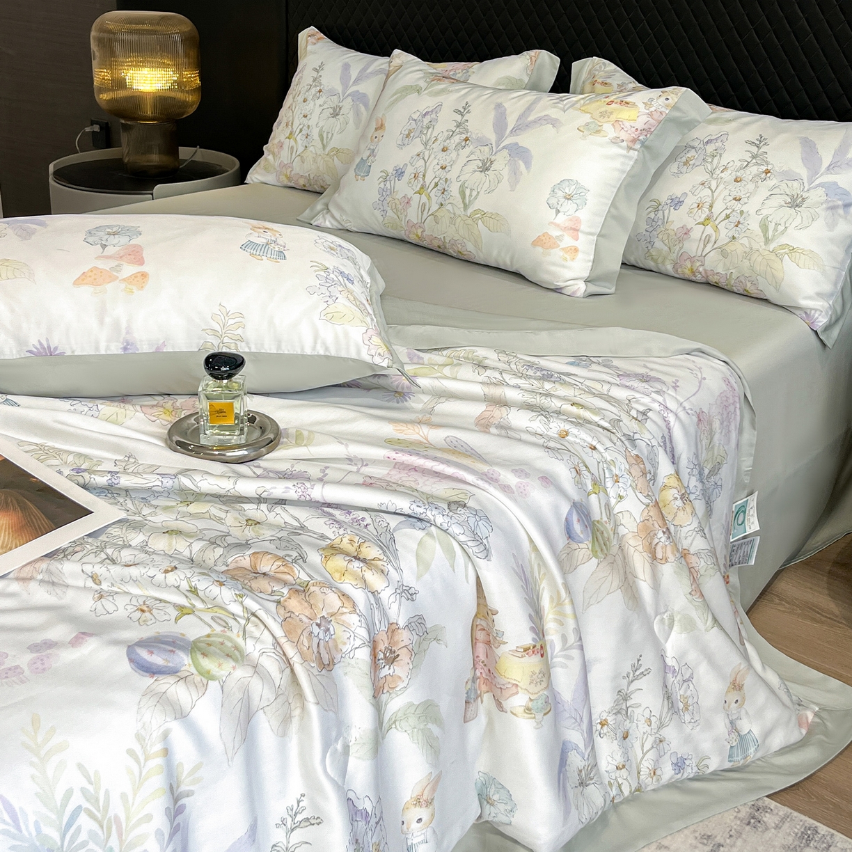 91家纺网 家纺一手货源 找家纺 迷尚家居 2026新款夏被100%莱赛尔数码印花夏被四件套50支天丝夏被 林间兔-夏被款