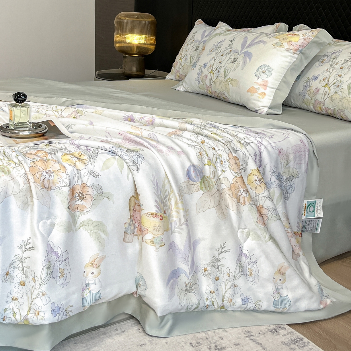 91家纺网 家纺一手货源 找家纺 迷尚家居 2026新款夏被100%莱赛尔数码印花夏被四件套50支天丝夏被 林间兔-夏被款