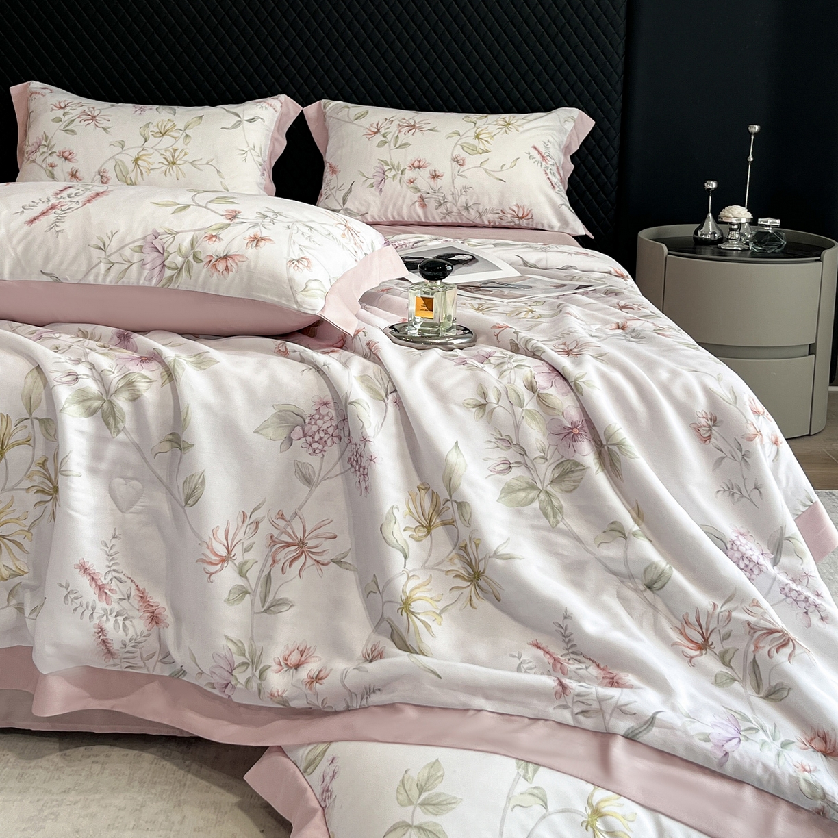 91家纺网 家纺一手货源 找家纺 迷尚家居 2026新款夏被100%莱赛尔数码印花夏被四件套50支天丝夏被 慕枝-夏被款