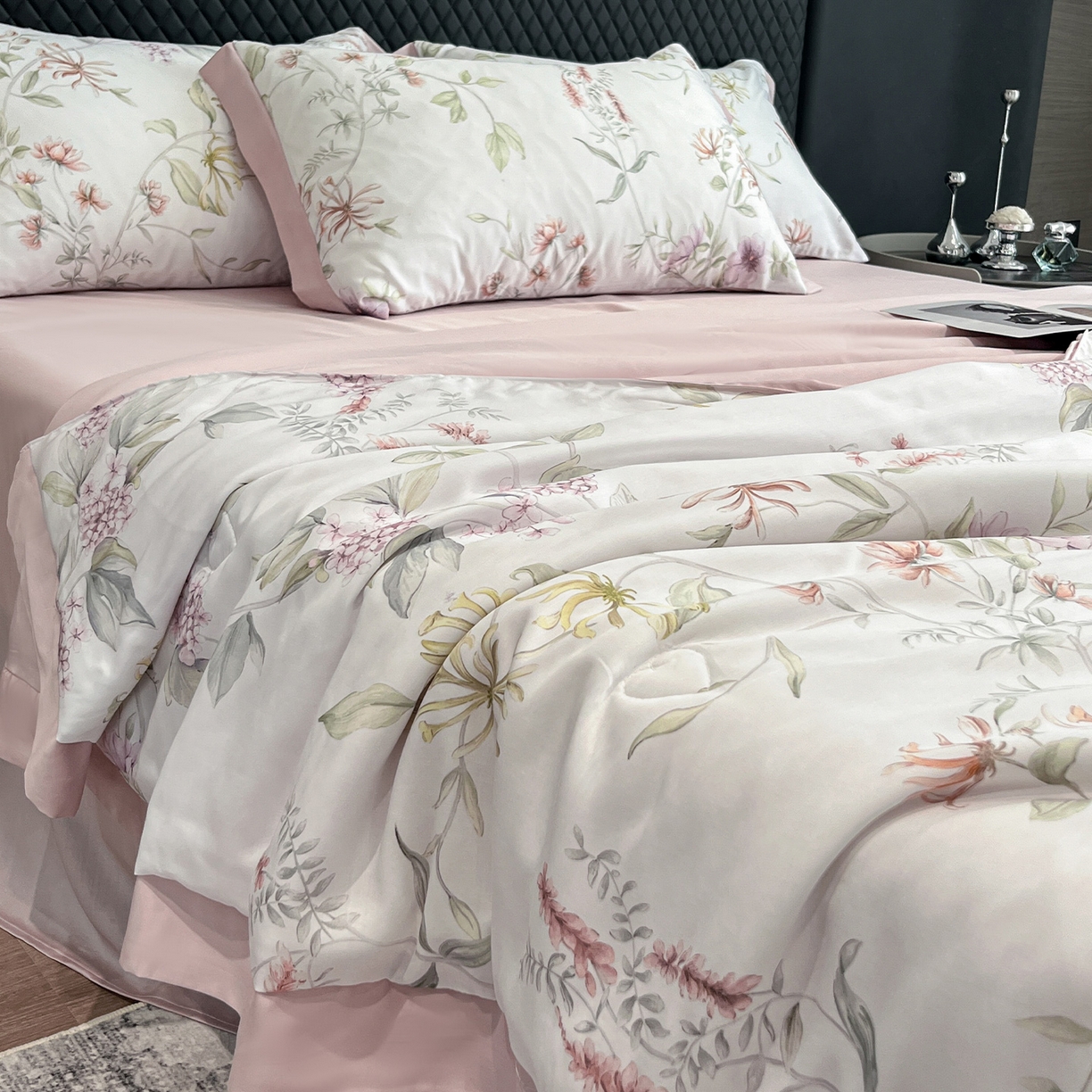 91家纺网 家纺一手货源 找家纺 迷尚家居 2026新款夏被100%莱赛尔数码印花夏被四件套50支天丝夏被 慕枝-夏被款