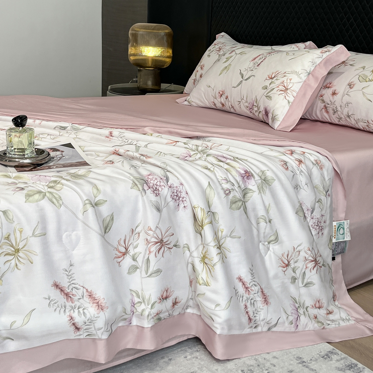 91家纺网 家纺一手货源 找家纺 迷尚家居 2026新款夏被100%莱赛尔数码印花夏被四件套50支天丝夏被 慕枝-夏被款