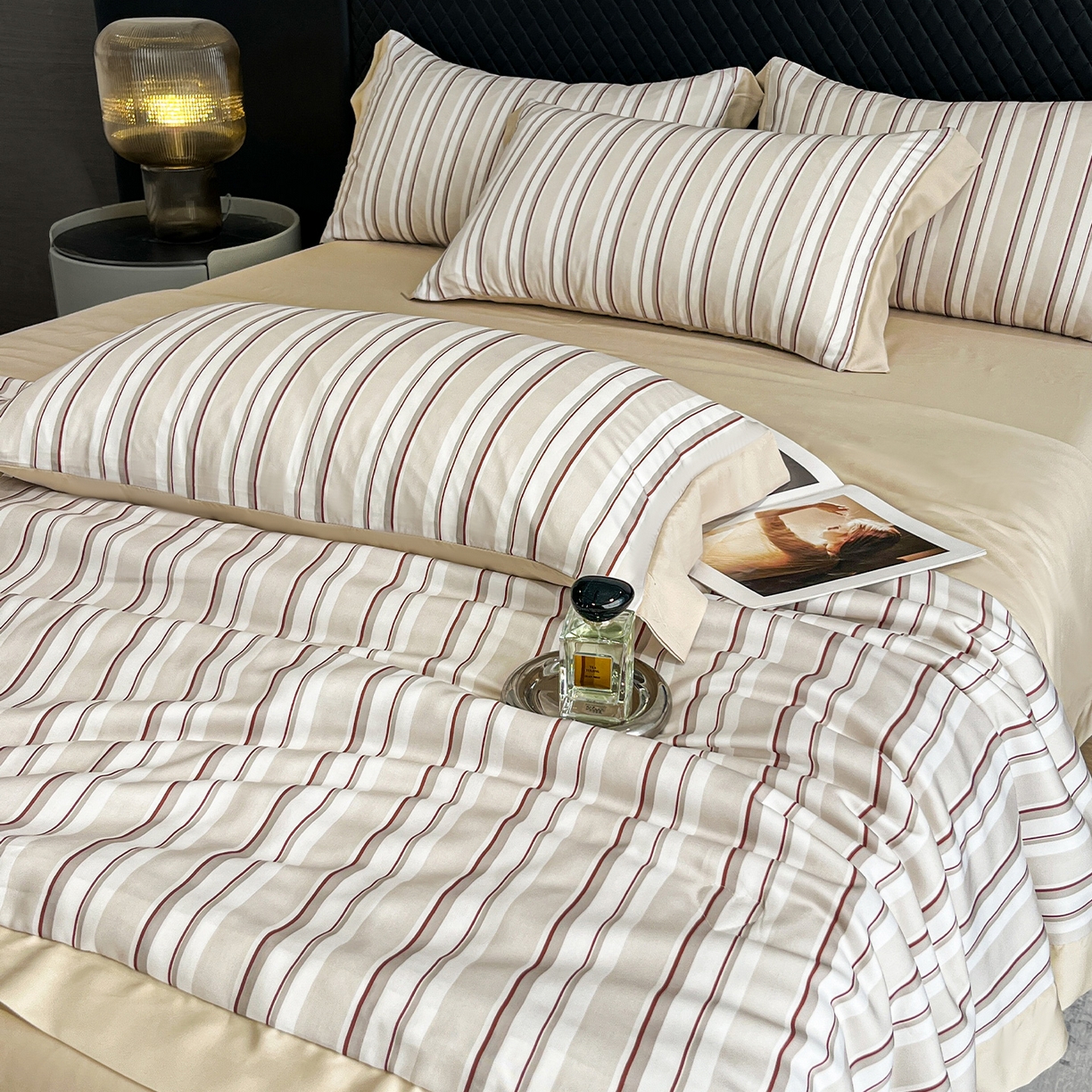 91家纺网 家纺一手货源 找家纺 迷尚家居 2026新款夏被100%莱赛尔数码印花夏被四件套50支天丝夏被 绅士咖-夏被款