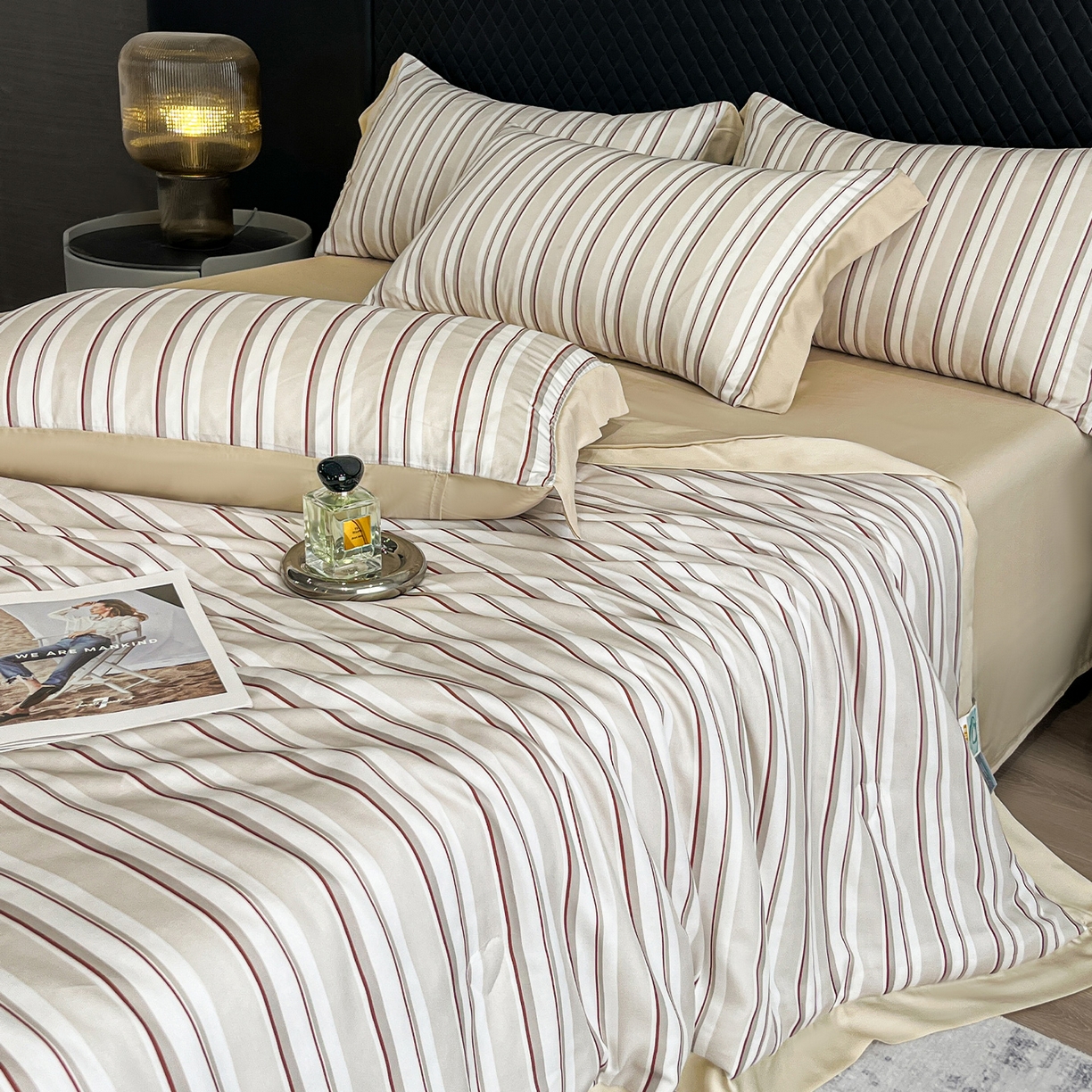 91家纺网 家纺一手货源 找家纺 迷尚家居 2026新款夏被100%莱赛尔数码印花夏被四件套50支天丝夏被 绅士咖-夏被款