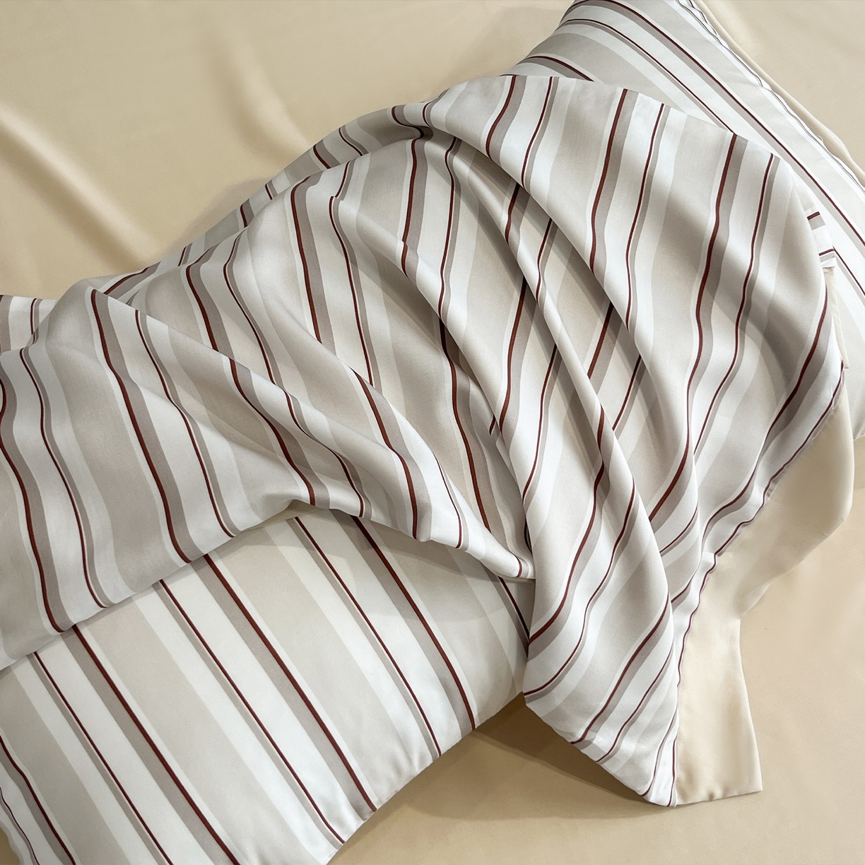 91家纺网 家纺一手货源 找家纺 迷尚家居 2026新款夏被100%莱赛尔数码印花夏被四件套50支天丝夏被 绅士咖-夏被款