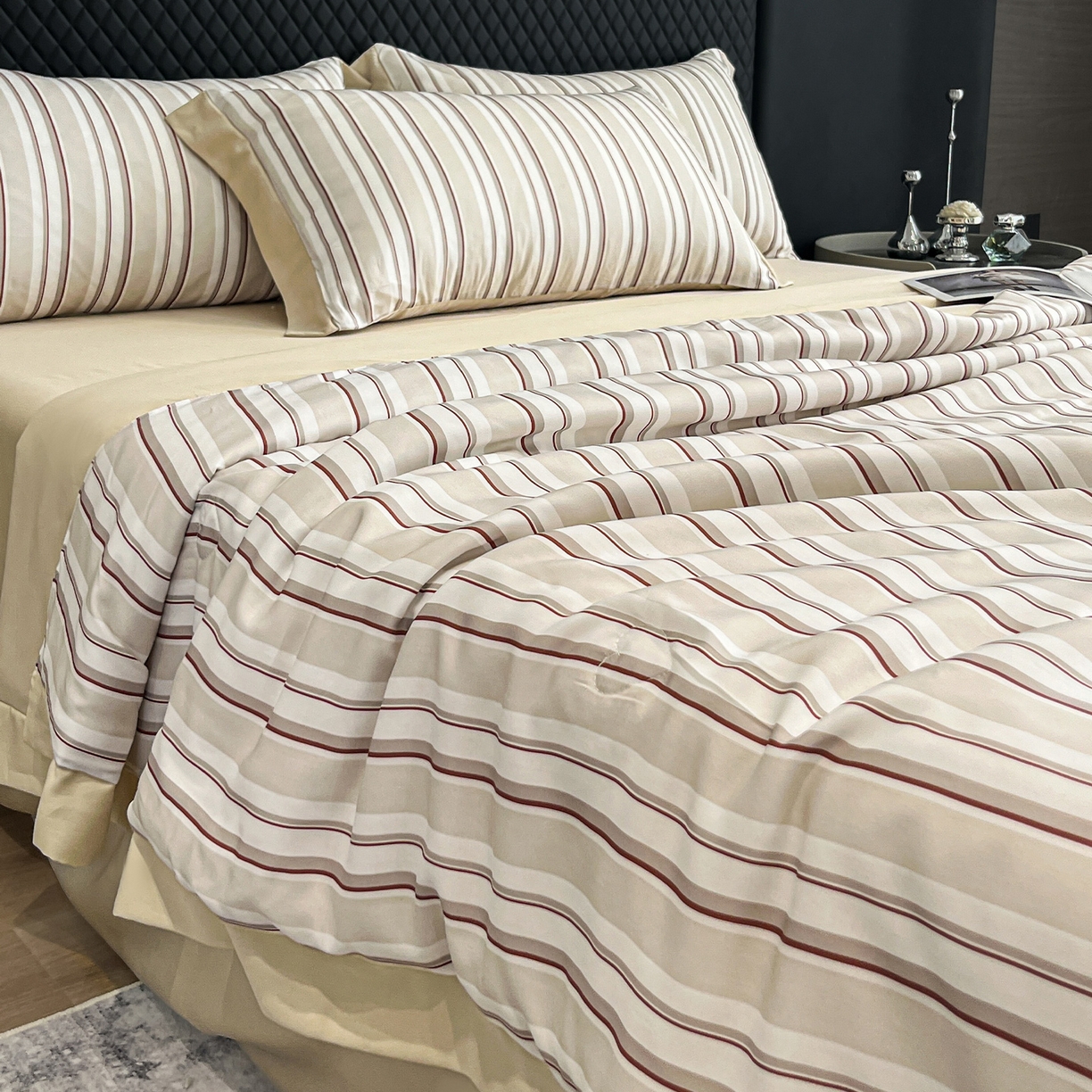 91家纺网 家纺一手货源 找家纺 迷尚家居 2026新款夏被100%莱赛尔数码印花夏被四件套50支天丝夏被 绅士咖-夏被款