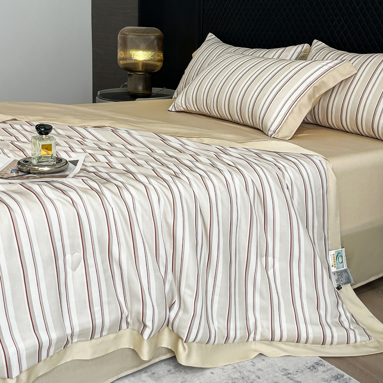 91家纺网 家纺一手货源 找家纺 迷尚家居 2026新款夏被100%莱赛尔数码印花夏被四件套50支天丝夏被 绅士咖-夏被款