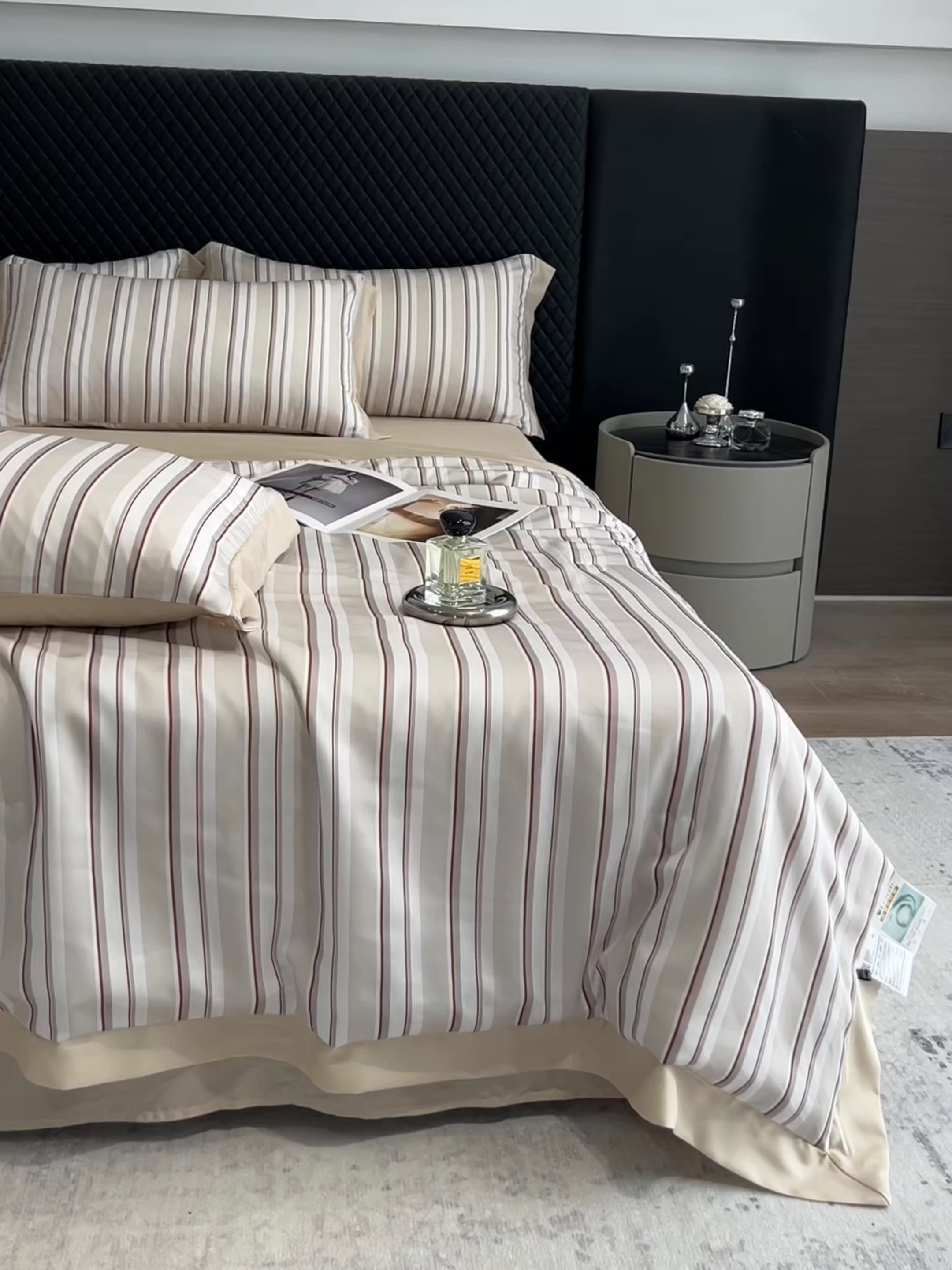 91家纺网 家纺一手货源 找家纺 迷尚家居 2026新款夏被100%莱赛尔数码印花夏被四件套50支天丝夏被 绅士咖-夏被款