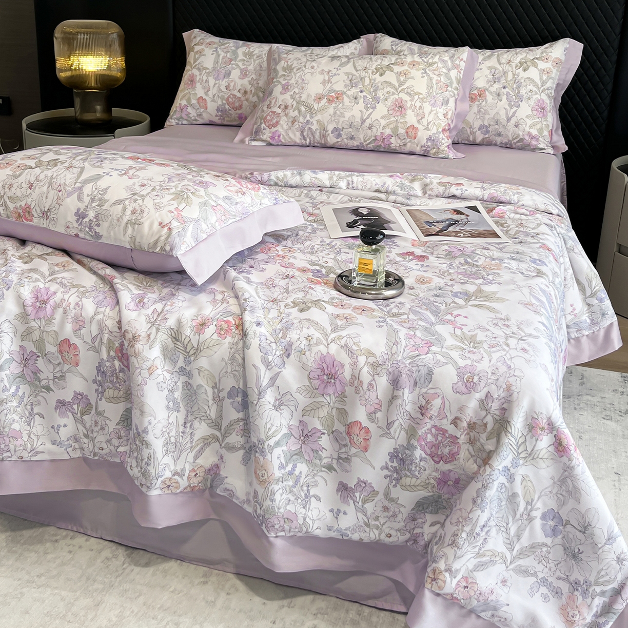 91家纺网 家纺一手货源 找家纺 迷尚家居 2026新款夏被100%莱赛尔数码印花夏被四件套50支天丝夏被 颂旅-夏被款