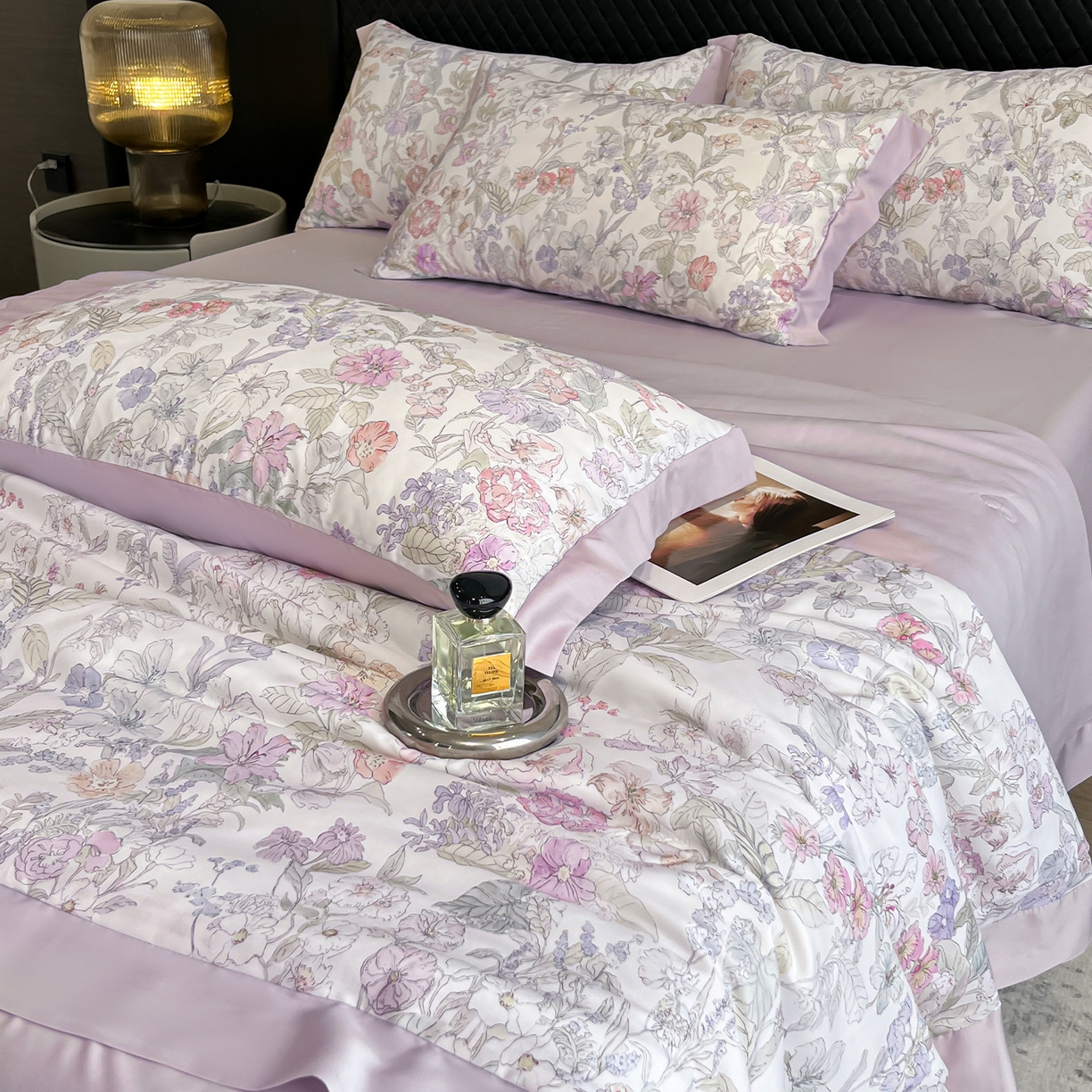 91家纺网 家纺一手货源 找家纺 迷尚家居 2026新款夏被100%莱赛尔数码印花夏被四件套50支天丝夏被 颂旅-夏被款