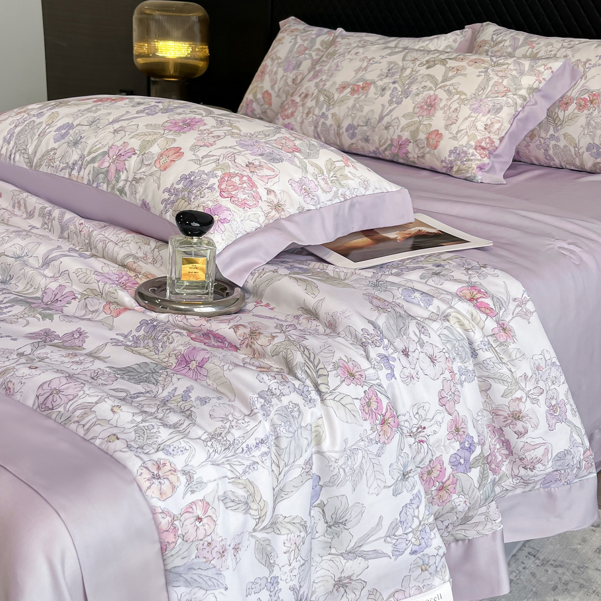 91家纺网 家纺一手货源 找家纺 迷尚家居 2026新款夏被100%莱赛尔数码印花夏被四件套50支天丝夏被 颂旅-夏被款