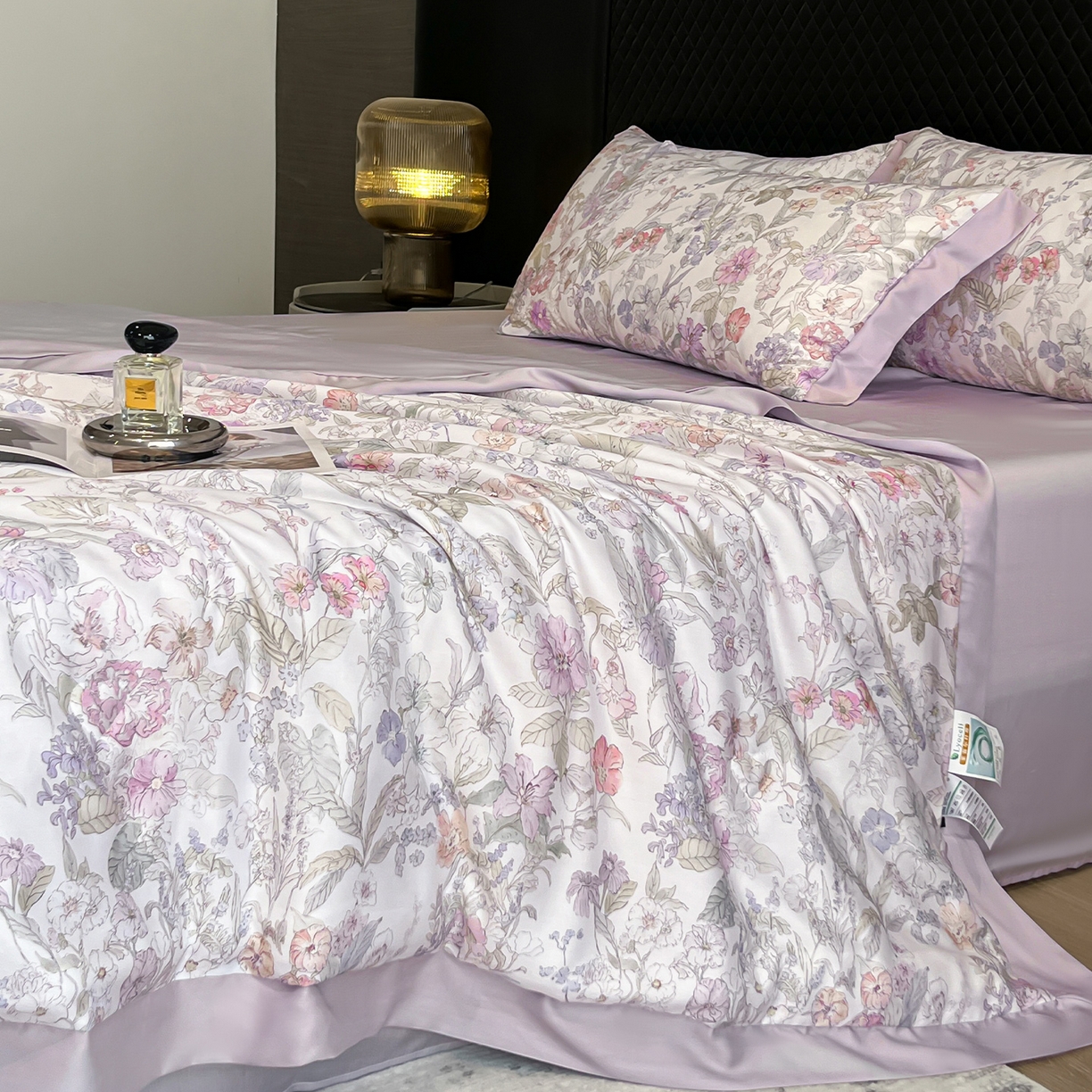 91家纺网 家纺一手货源 找家纺 迷尚家居 2026新款夏被100%莱赛尔数码印花夏被四件套50支天丝夏被 颂旅-夏被款