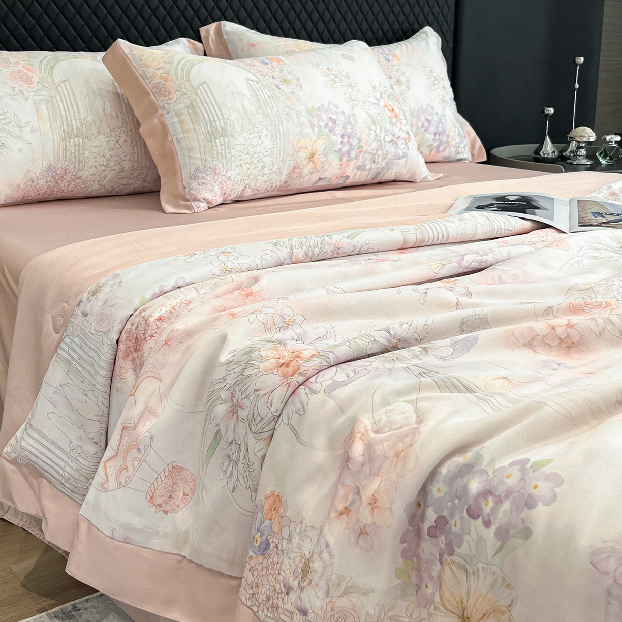 91家纺网 家纺一手货源 找家纺 迷尚家居 2026新款夏被100%莱赛尔数码印花夏被四件套50支天丝夏被 星纱花庭-夏被款