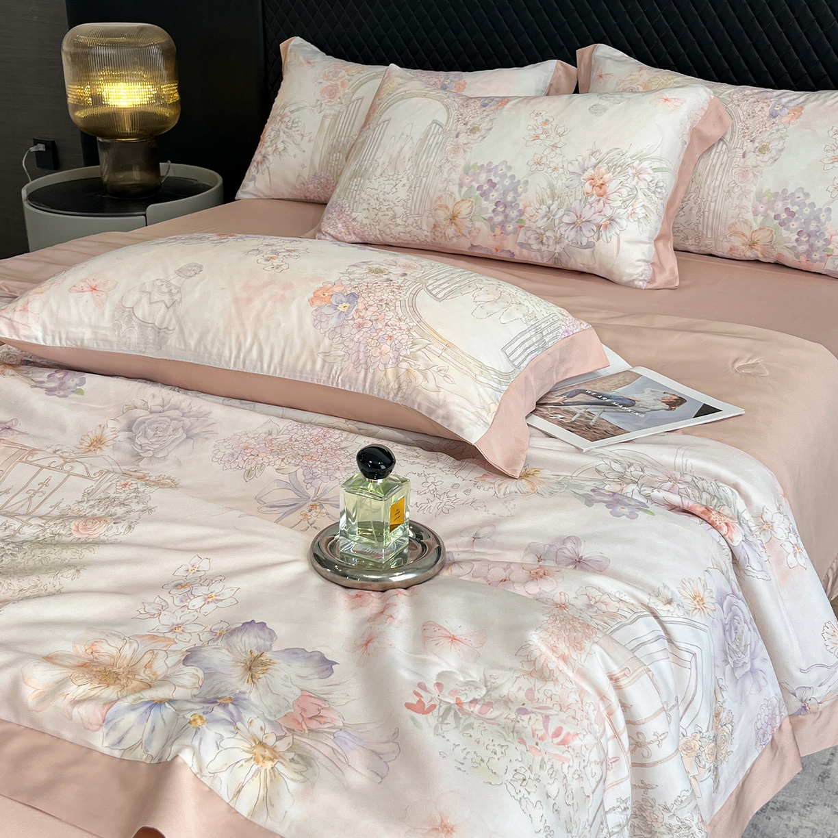 91家纺网 家纺一手货源 找家纺 迷尚家居 2026新款夏被100%莱赛尔数码印花夏被四件套50支天丝夏被 星纱花庭-夏被款