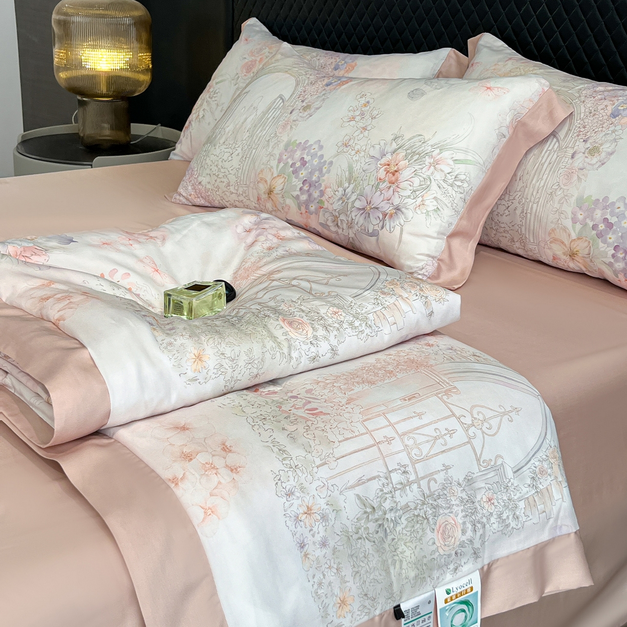 91家纺网 家纺一手货源 找家纺 迷尚家居 2026新款夏被100%莱赛尔数码印花夏被四件套50支天丝夏被 星纱花庭-夏被款