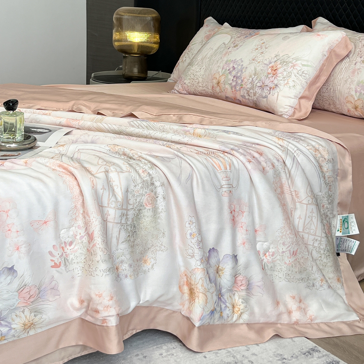 91家纺网 家纺一手货源 找家纺 迷尚家居 2026新款夏被100%莱赛尔数码印花夏被四件套50支天丝夏被 星纱花庭-夏被款