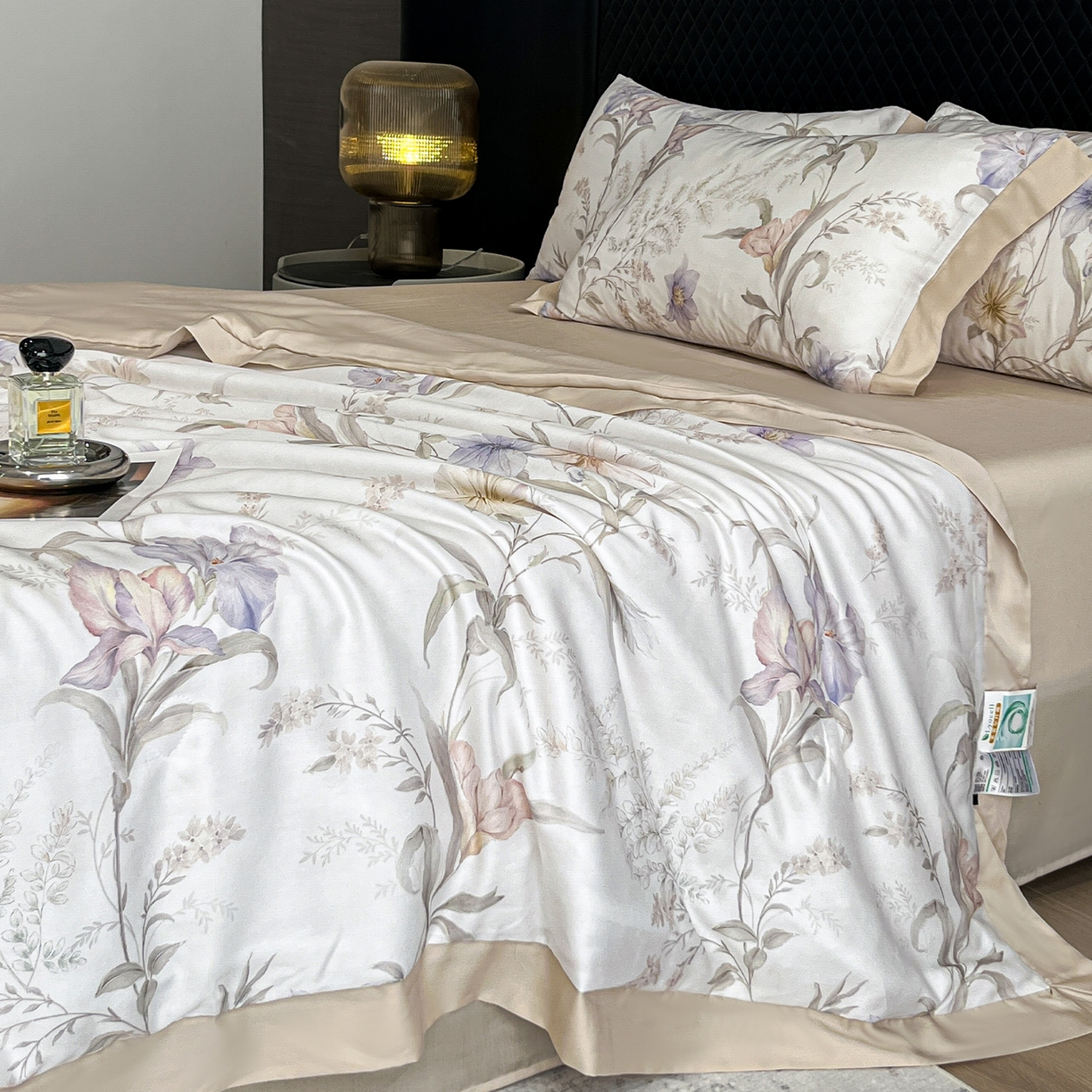 91家纺网 家纺一手货源 找家纺 迷尚家居 2026新款夏被100%莱赛尔数码印花夏被四件套50支天丝夏被 愈沐调-夏被款