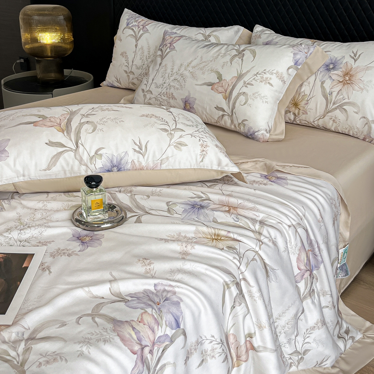 91家纺网 家纺一手货源 找家纺 迷尚家居 2026新款夏被100%莱赛尔数码印花夏被四件套50支天丝夏被 愈沐调-夏被款