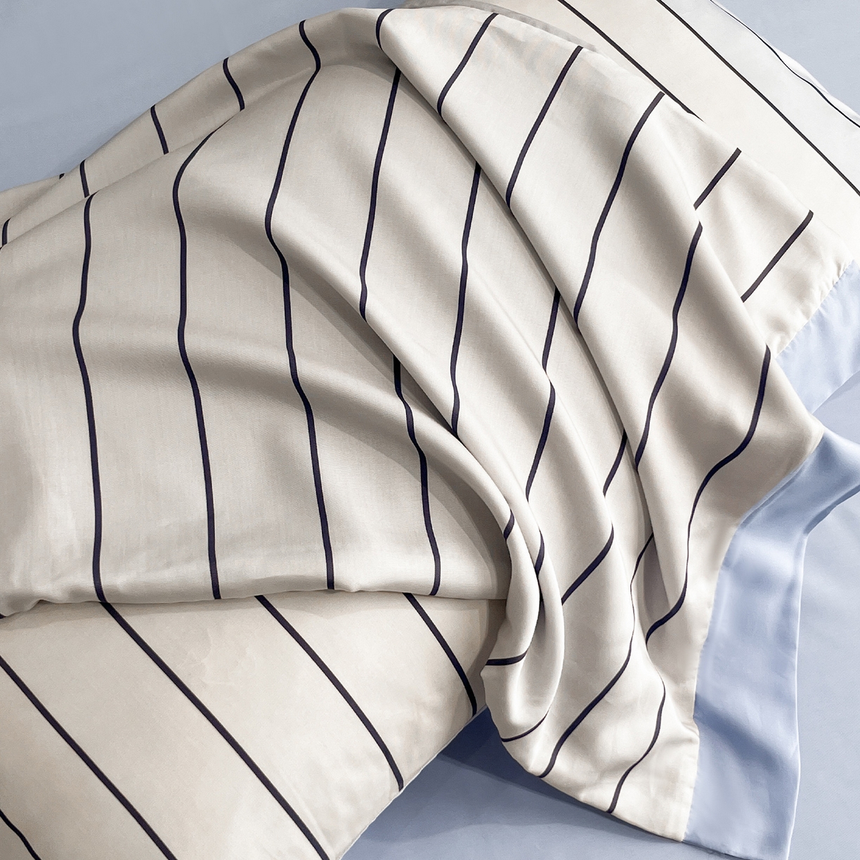 91家纺网 家纺一手货源 找家纺 迷尚家居 2026新款夏被100%莱赛尔数码印花夏被四件套50支天丝夏被 自在蓝-夏被款