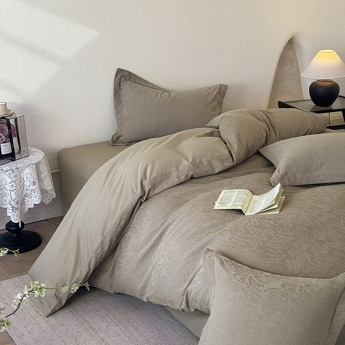 91家纺网 家纺一手货源 找家纺 梵克保罗 2026新款全棉60S长绒棉立体厚织提花四件套 克拉拉-金属灰