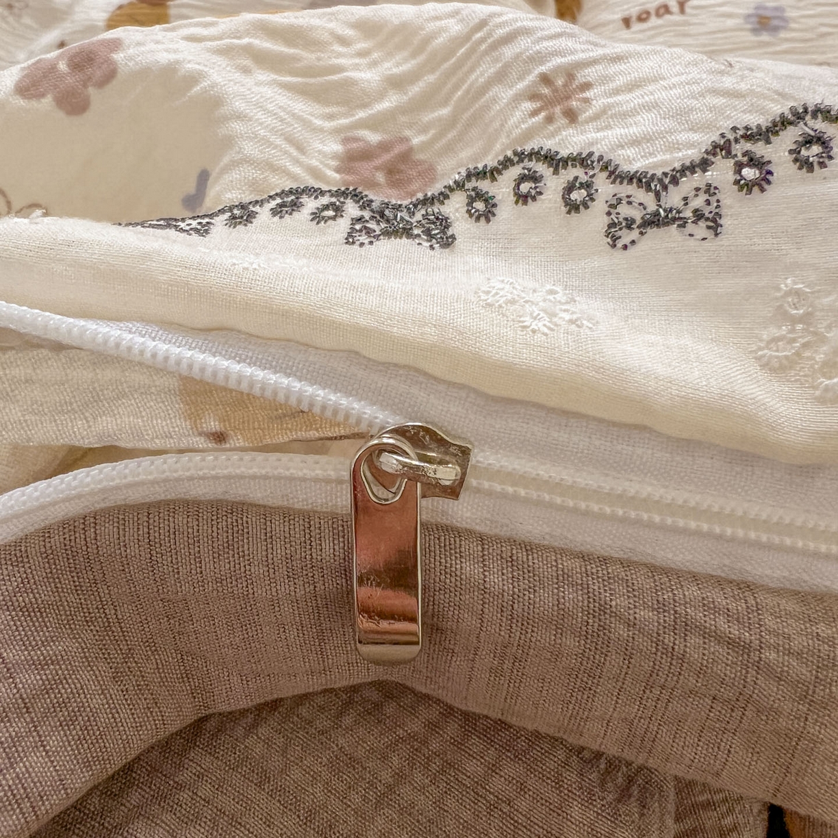 91家纺网 家纺一手货源 找家纺 晚爱家纺（原晚安家居） 2026新款蕾丝刺绣花边韩版少女公主风三层纱四件套 动物团团