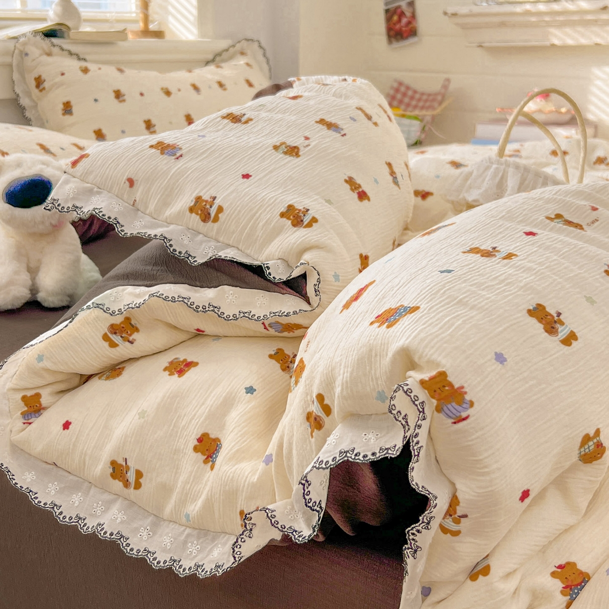 91家纺网 家纺一手货源 找家纺 晚爱家纺（原晚安家居） 2026新款蕾丝刺绣花边韩版少女公主风三层纱四件套 红茶小熊