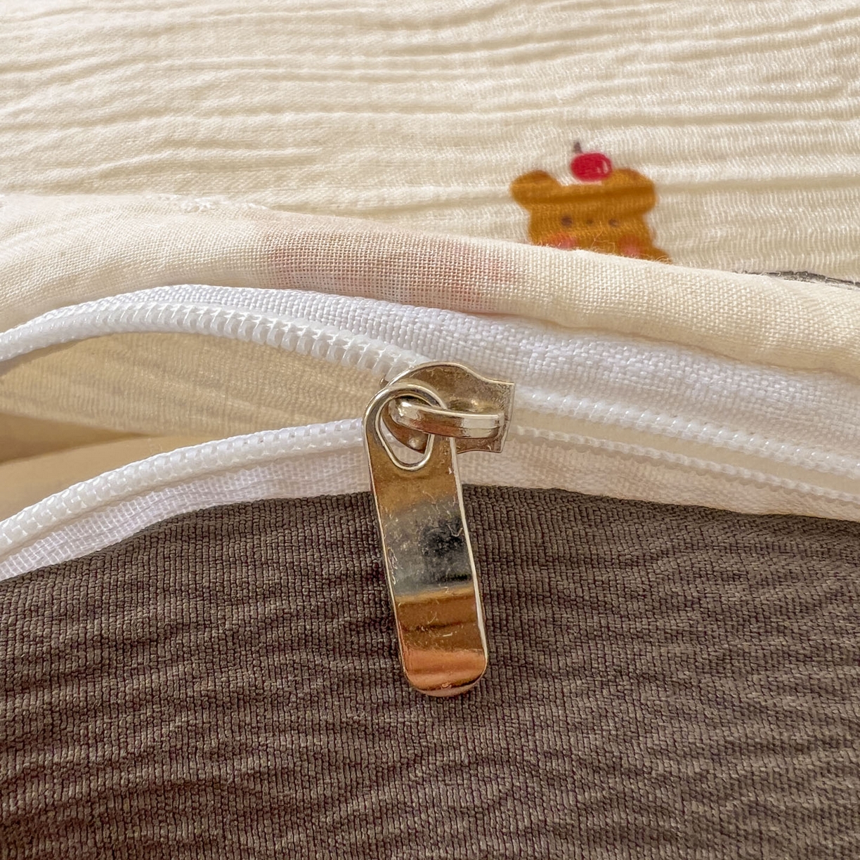 91家纺网 家纺一手货源 找家纺 晚爱家纺（原晚安家居） 2026新款蕾丝刺绣花边韩版少女公主风三层纱四件套 红茶小熊