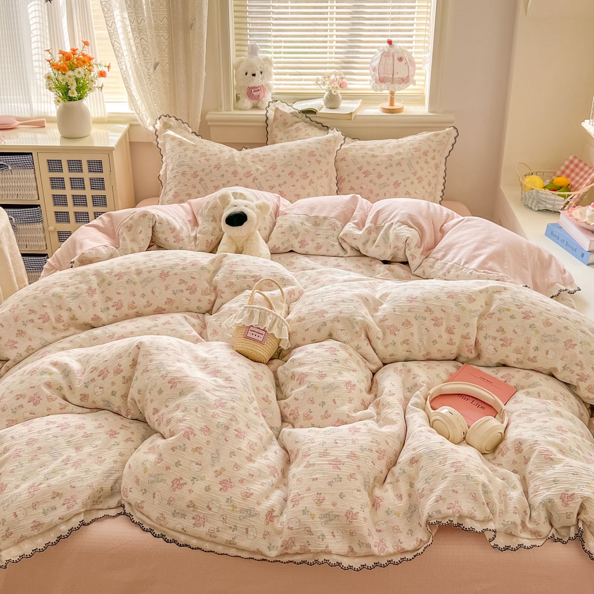 91家纺网 家纺一手货源 找家纺 晚爱家纺（原晚安家居） 2026新款蕾丝刺绣花边韩版少女公主风三层纱四件套 花丛点点猫