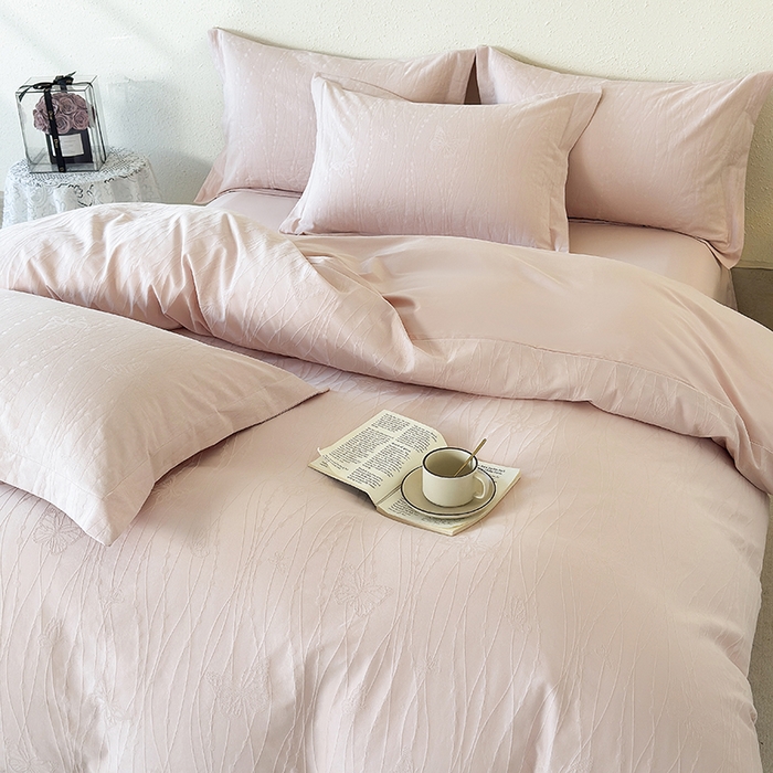 91家纺网 家纺一手货源 找家纺 梵克保罗 2026新款全棉60S长绒棉立体厚织提花单被套 蝶梦-唯美粉