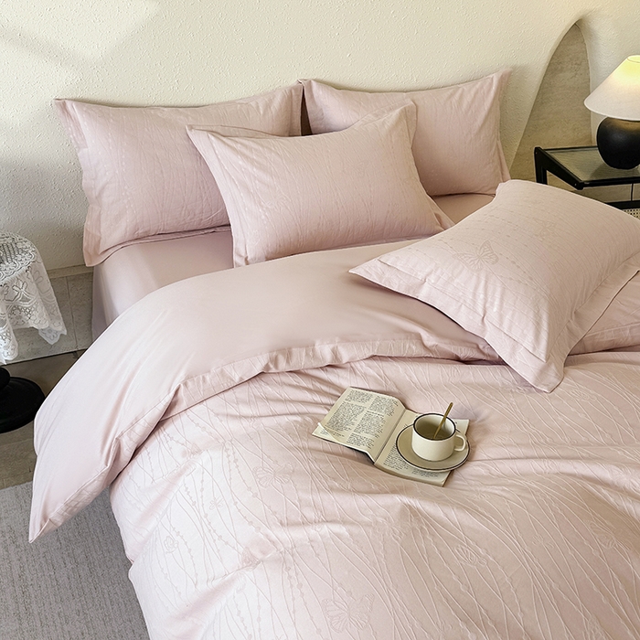 91家纺网 家纺一手货源 找家纺 梵克保罗 2026新款全棉60S长绒棉立体厚织提花单被套 蝶梦-唯美粉