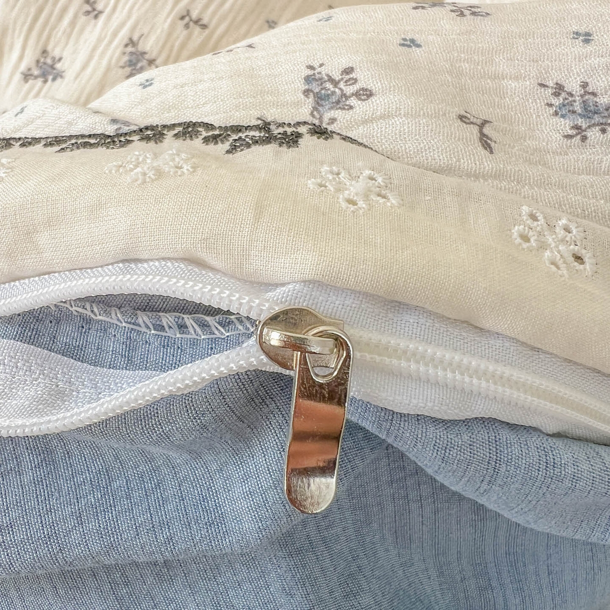 91家纺网 家纺一手货源 找家纺 晚爱家纺（原晚安家居） 2026新款蕾丝刺绣花边韩版少女公主风三层纱四件套 莫奈蓝