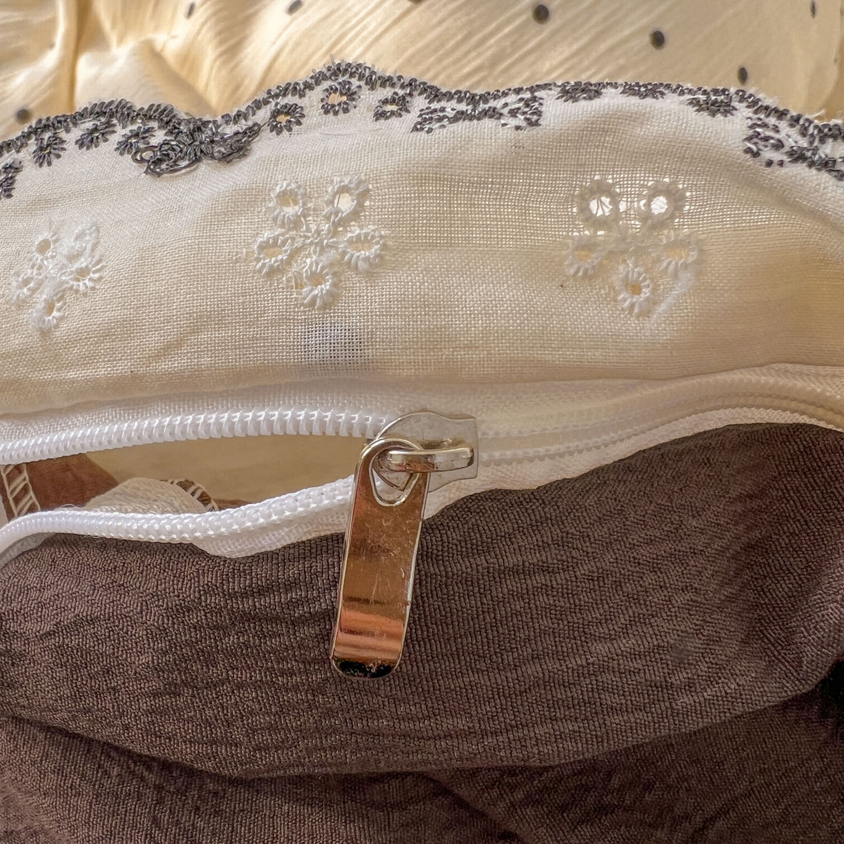 91家纺网 家纺一手货源 找家纺 晚爱家纺（原晚安家居） 2026新款蕾丝刺绣花边韩版少女公主风三层纱四件套 小黑豆