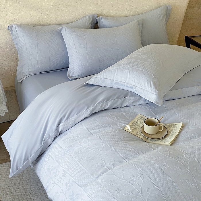 91家纺网 家纺一手货源 找家纺 梵克保罗 2026新款全棉60S长绒棉立体厚织提花单被套 芊芊叶语-云水蓝