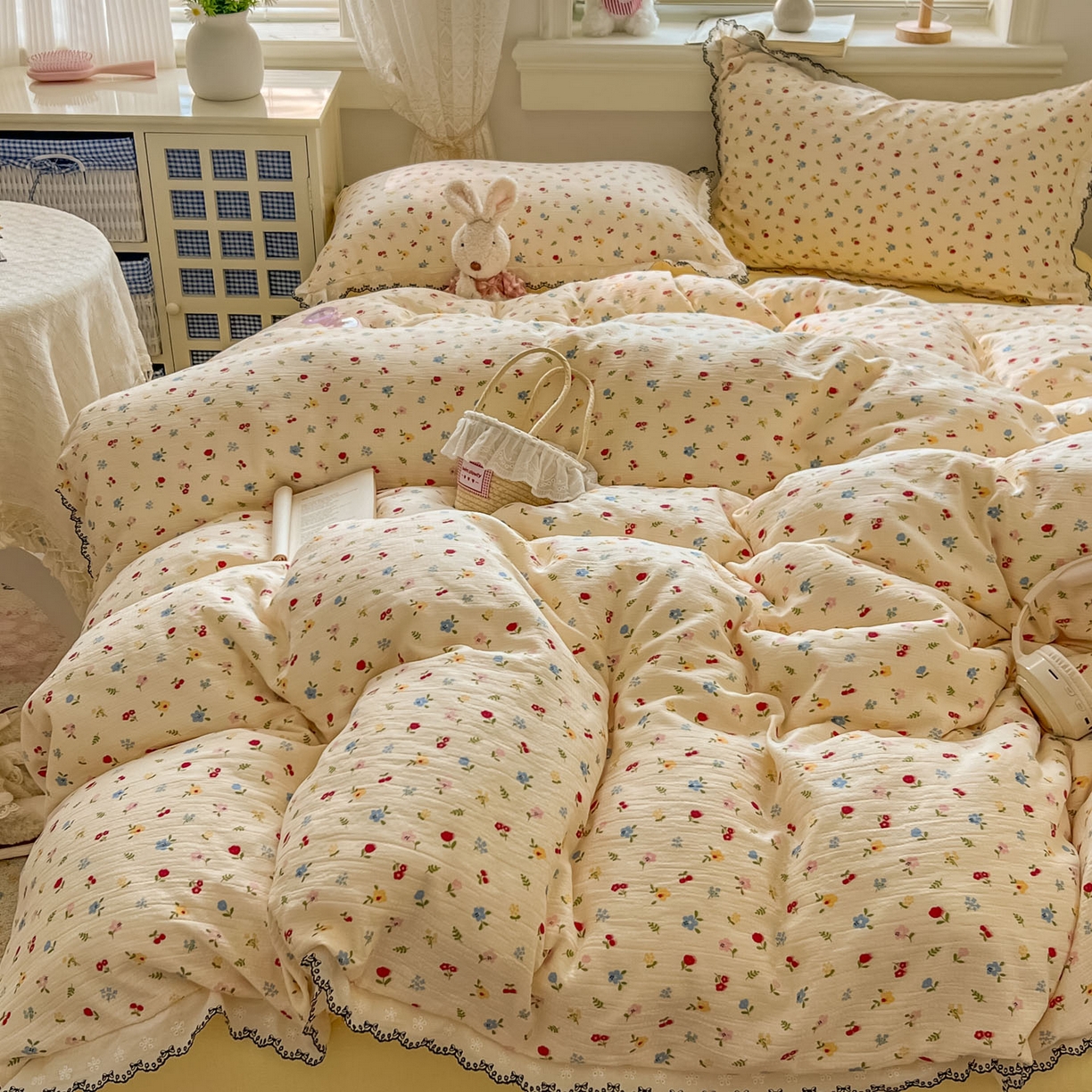 91家纺网 家纺一手货源 找家纺 晚爱家纺（原晚安家居） 2026新款蕾丝刺绣花边韩版少女公主风三层纱四件套 小花点点