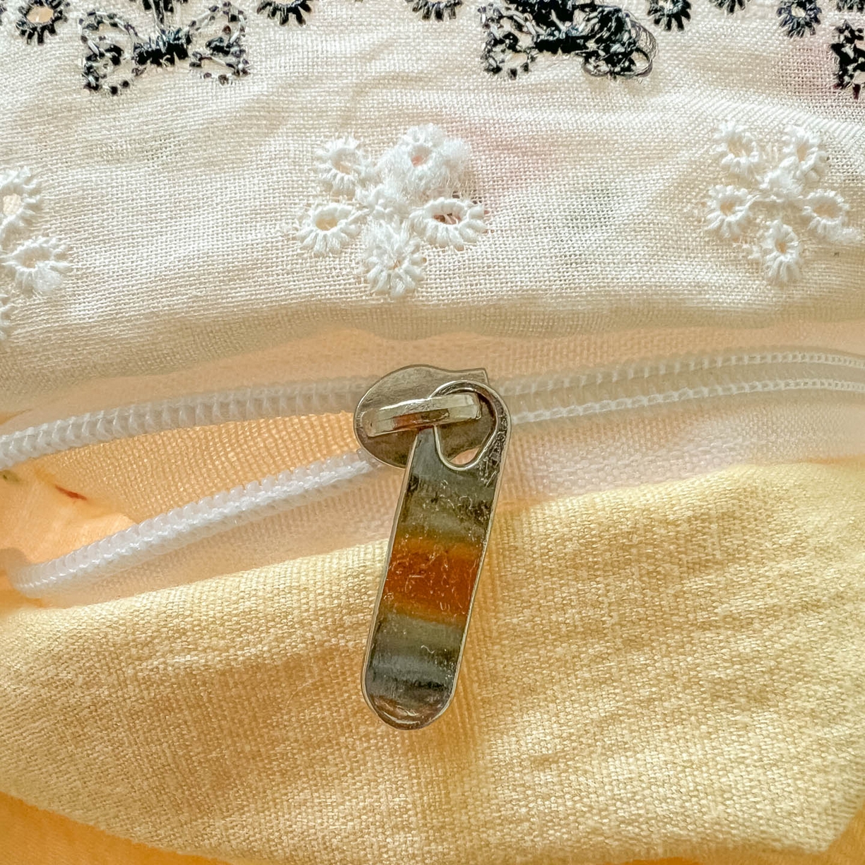 91家纺网 家纺一手货源 找家纺 晚爱家纺（原晚安家居） 2026新款蕾丝刺绣花边韩版少女公主风三层纱四件套 小花点点