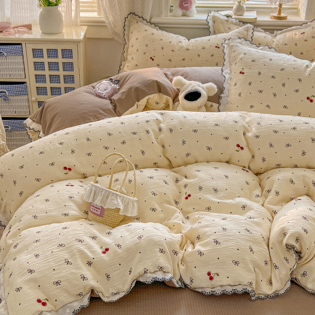 91家纺网 家纺一手货源 找家纺 晚爱家纺（原晚安家居） 2026新款蕾丝刺绣花边韩版少女公主风三层纱四件套 樱桃蝴蝶