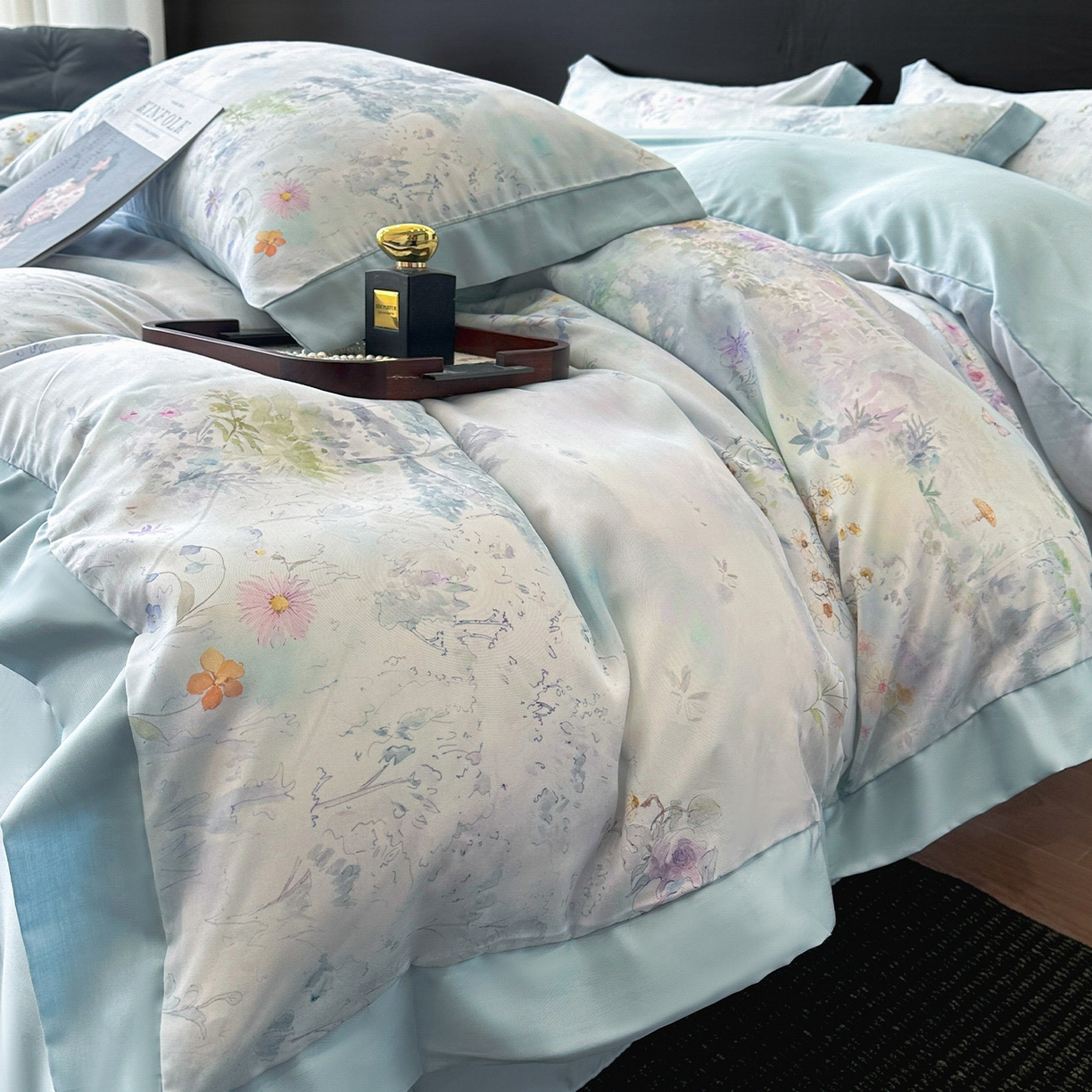 91家纺网 家纺一手货源 找家纺 迷尚家居 2026新款100%莱赛尔数码印花四件套 蝶漫柔境蓝-被套款