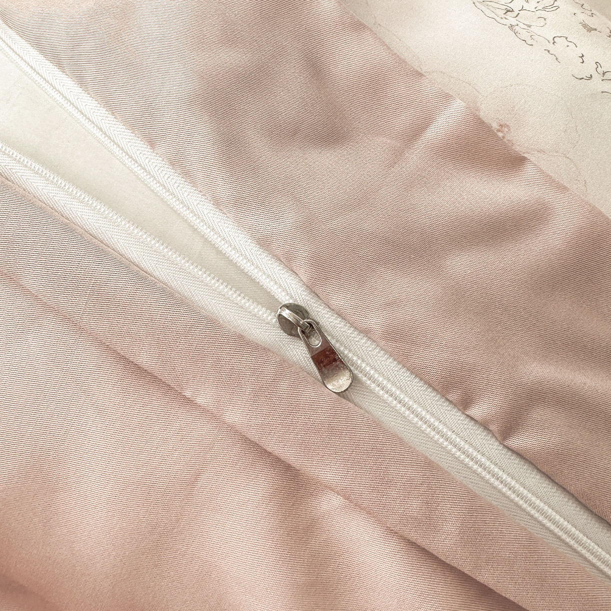 91家纺网 家纺一手货源 找家纺 迷尚家居 2026新款100%莱赛尔数码印花四件套 星纱花庭-被套款